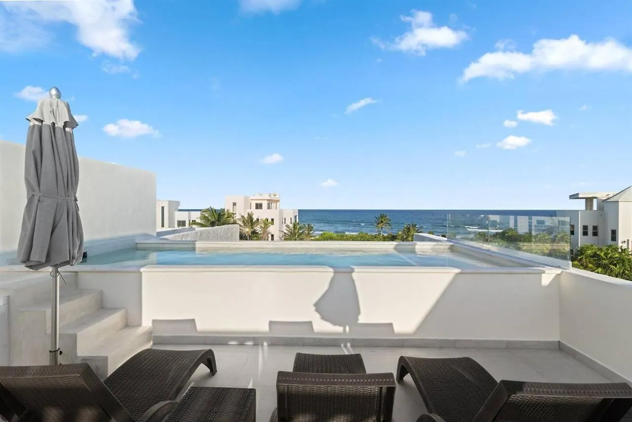New Modern Beach + Jungle Penthouse Condo アクマル アパート