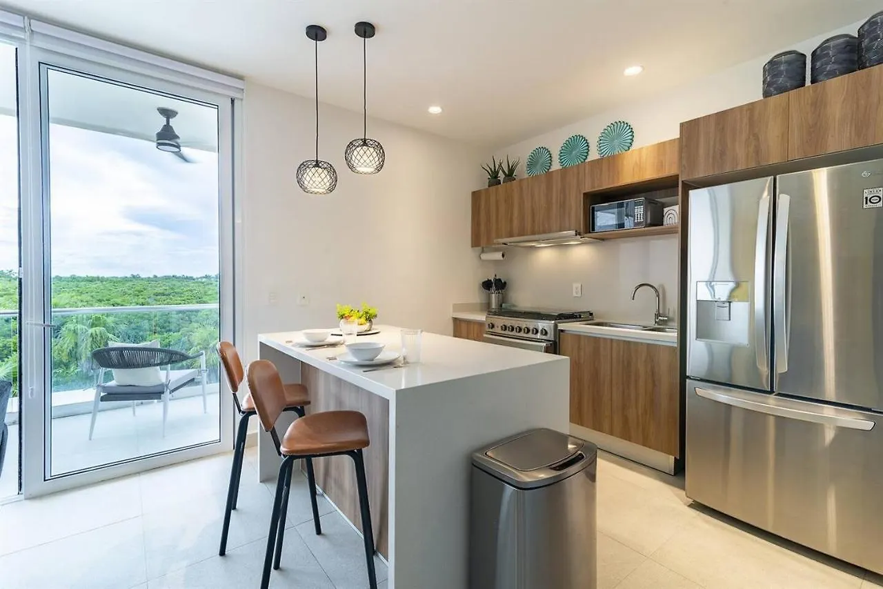 New Modern Beach + Jungle Penthouse Condo アクマル