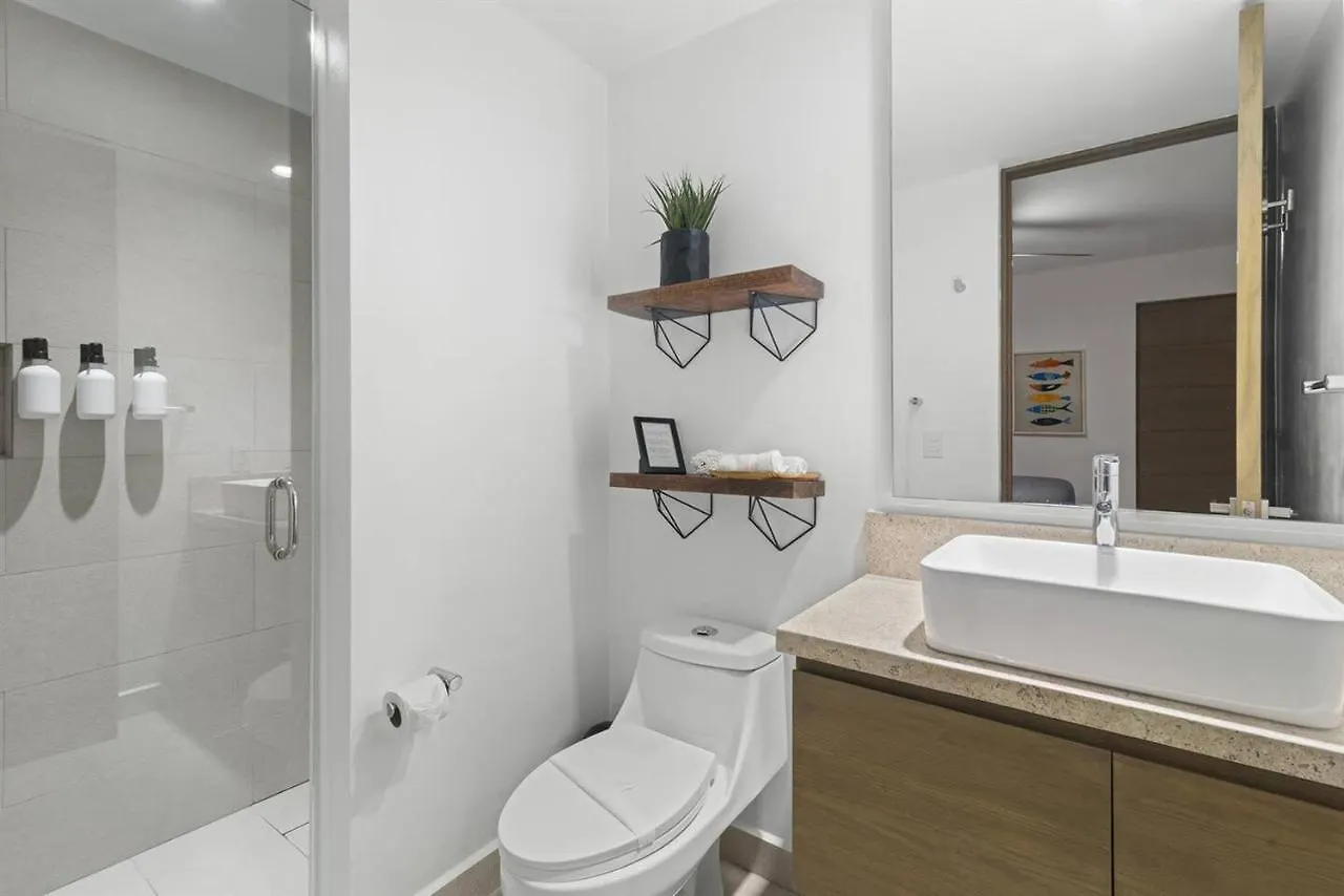 New Modern Beach + Jungle Penthouse Condo アクマル アパート