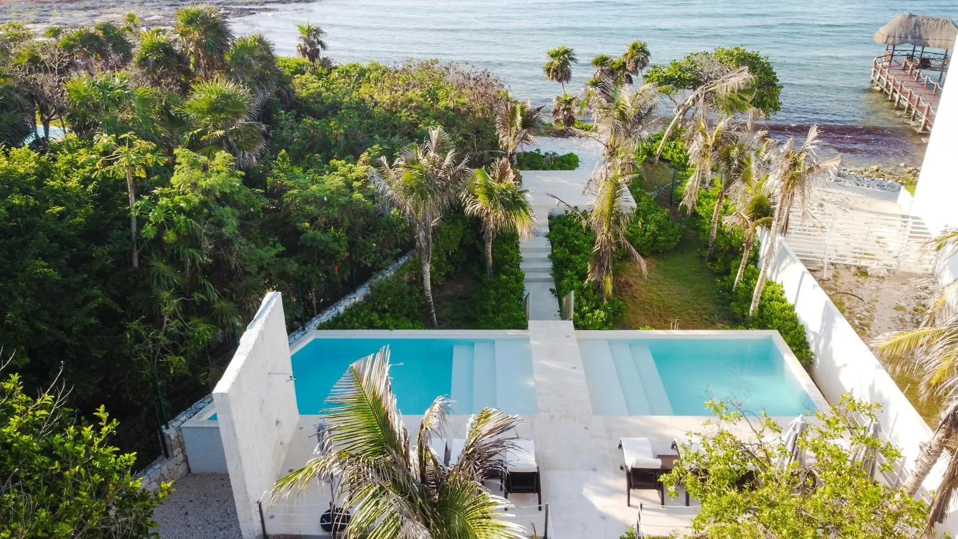 New Modern Beach + Jungle Penthouse Condo アクマル